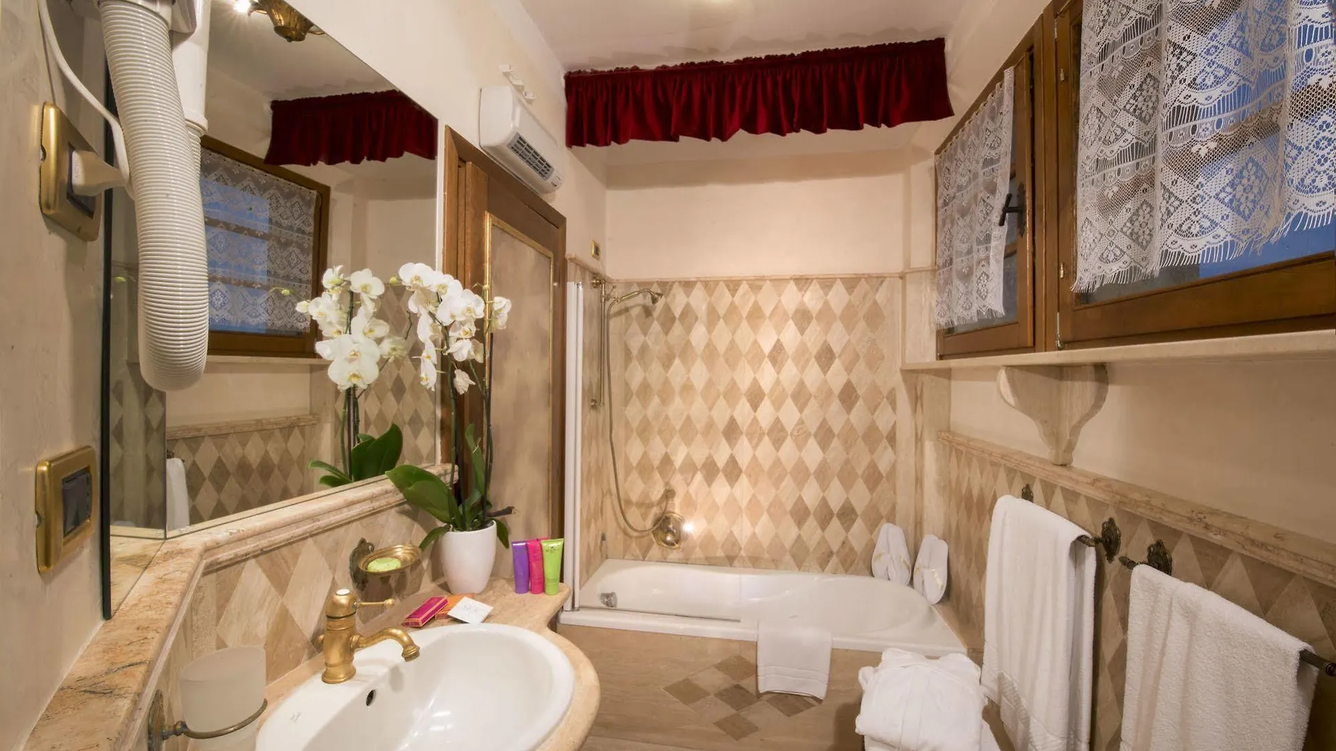 Castello Della Castelluccia Hotel Rome 4*,